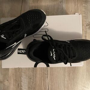 Nike Air 270 women’s 6.5 black. Only worn a couple of times. Great condition.